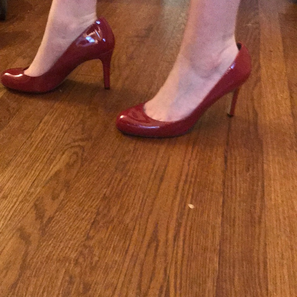 Red pumps - Picture 2 of 3